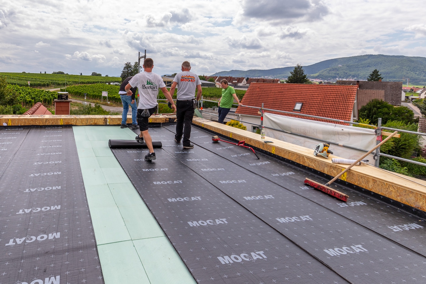 Aufbringen der Dachabdichtungsbahnen für Flachdach Dämmung