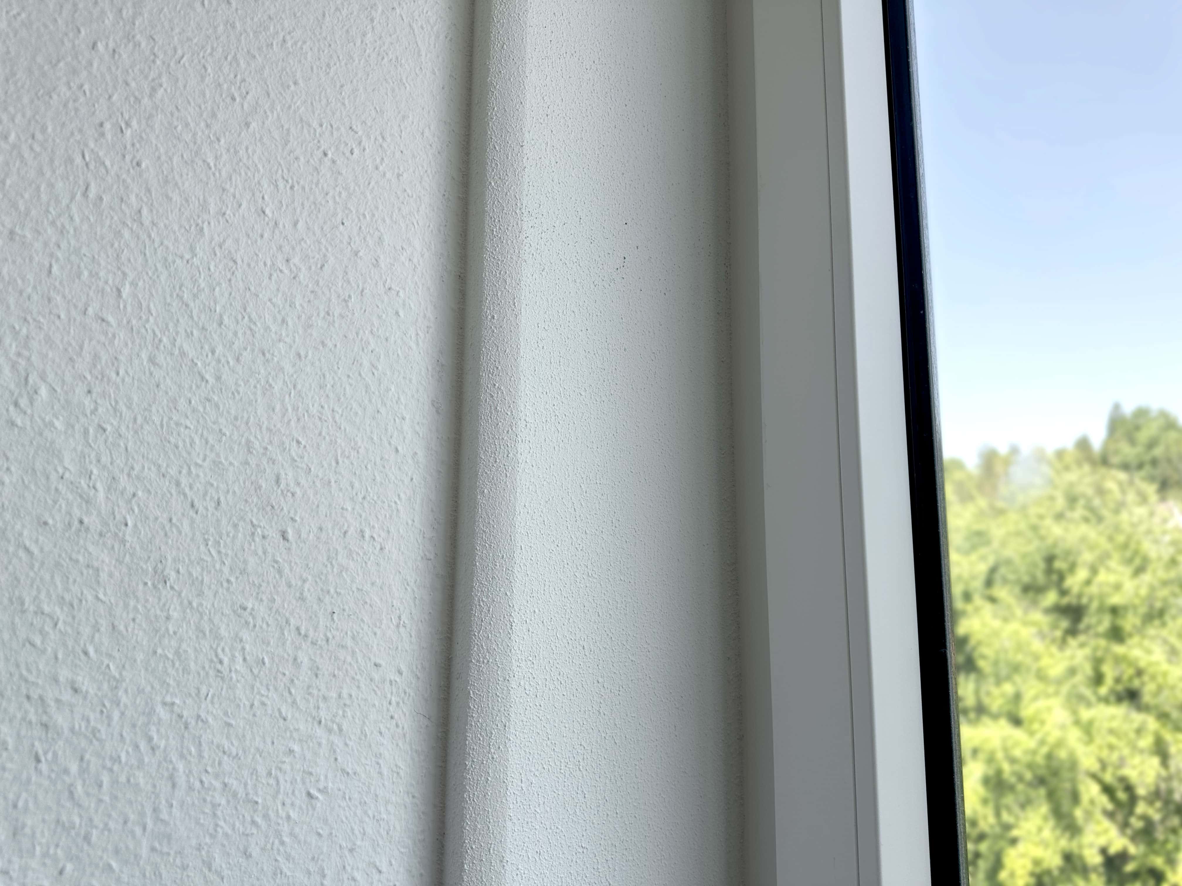 PfluegerTOB_LPtherm_innen_Sindelf_Detail Innenansicht eines Fensterrahmens. Verbindung zur Wand wird mit Innenlaibungsplatte gedämmt.